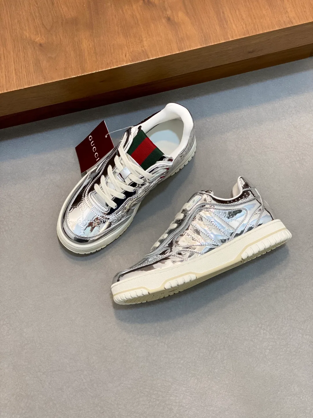 Men's Shoes 💰660 𝐆𝐮𝐜𝐜𝐢 𝐑𝐞-𝐖𝐞𝐛 As the first sneaker created by Sabato De Sarno for Gucci, the Re-Web series reinterprets the brand's classic stripes and sets off the modern silhouette design with bold and unique details. These shoes are crafted from white leather. This new sneaker is ingeniously decorated with many of the brand's classic details, and is equipped with a bright red and green webbing tongue, which will make people fall in love at first sight. White leather treated with a special process for softness and luster, with an embossed grainy texture. Script Gucci logo and interlocking G web label with Interlocking G and script Gucci logo. Rubber outsole with interlocking G detail eyelets. Web tongue. Size: 39-44 (customized for sizes 38 and 45)